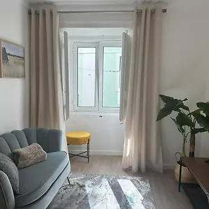 Stylish Renovated In Chiado Lisbona